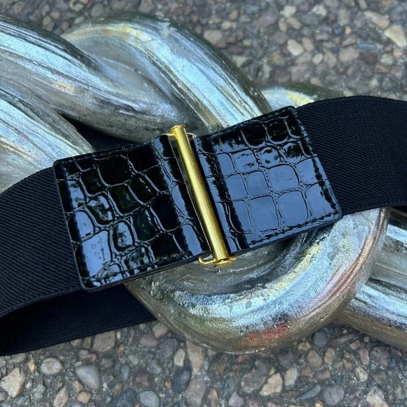 Women's Vintage Black Stretch Fashion Belt Embossed Buckle Gold Hardware - Picture 4 of 4